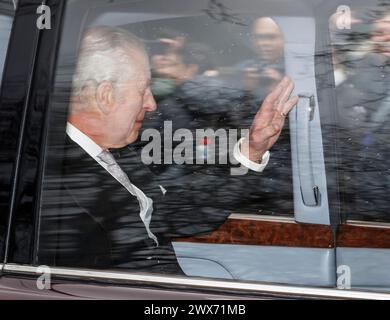 London, Großbritannien. März 2024. *** EXKLUSIV *** SONDERTARIFE *** 28.03.2024. London, Großbritannien. König Karl III. Winkt der Öffentlichkeit zu, als er das Clarence House in Westminster verlässt. König Charles, der derzeit wegen Krebs behandelt wird, hat Kate Middleton, die Prinzessin von Wales, gelobt, nachdem sie kürzlich öffentlich über ihre eigene Krebsdiagnose gesprochen hatte. Foto: Ben Cawthra/SIPA USA **KEINE VERKÄUFE in Großbritannien** Credit: SIPA USA/Alamy Live News Stockfoto