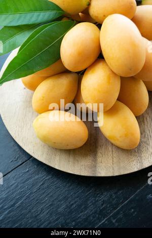 Frische Marienpflaume auf Holztablett Stockfoto