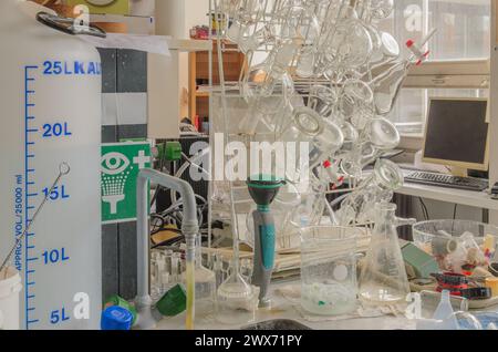 Labortisch mit Glaswaren und Computer Stockfoto