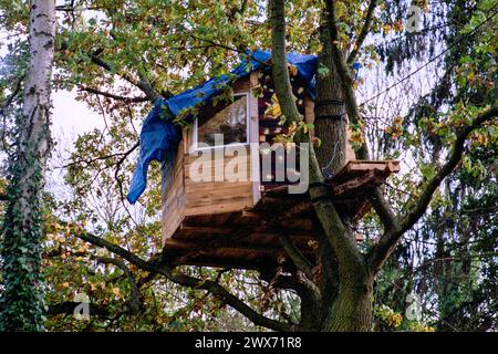 Protest Treehouse Lutzerath, Deutschland. Umweltaktivisten haben sich in der kleinen Stadt Lutzerath in Nord-Rhein-Westfalen versammelt, um zu verhindern, dass die Garzweiler Braunkohle expandiert und ein weiteres Dorf verbraucht. Darüber hinaus kann Deutschland seinen Verpflichtungen zur CO2- und CO2-Reduktion nicht nachkommen, wenn dieses Bergwerk weiterhin umweltbelastende fossile Brennstoffe für das nahe gelegene Elektrizitätswerk produziert. Jackerath Jackerath / Lutzerath / Garzweil Nordrhein-Westfalen Deutschland Copyright: XGuidoxKoppesx Stockfoto