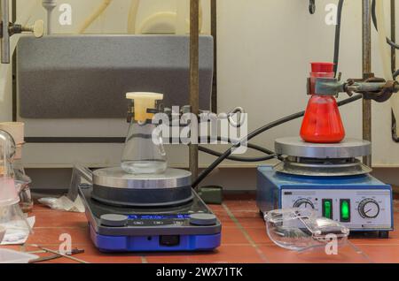 Magnetrührer mit Bechergläsern im Chemielabor. Stockfoto