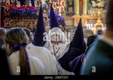 Madrid, Spanien. März 2024. Ein Nazarener in der Kirche von Los Gitanos wartet auf den Beginn der Prozession am Heiligen Mittwoch. An diesem Karwochenmittwoch hat sich die Bruderschaft von Nuestro Padre Jesús de la Salud und María Santísima de las Angustias, besser bekannt als „Los Gitanos“, durch die Straßen des Zentrums von Madrid gezogen. Quelle: SOPA Images Limited/Alamy Live News Stockfoto