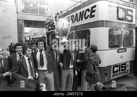 Aktenfoto vom 31 05.05.1979 von Larry Lloyd in Nottingham Forest, dritter links, und Ian Bowyer, dritter rechts, halten den Europapokal ab. Nottingham Forest zollte dem zweifachen Europapokalsieger Larry Lloyd Tribut, der im Alter von 75 Jahren gestorben ist. Lloyd, der mit Liverpool auch den Titel der ersten Division und den UEFA-Cup gewann, war ein wichtiger Spieler in der Forest Side, die 1979 und 1980 unter Trainer Brian Clough den Europapokal gewann. Ausgabedatum: Donnerstag, 28. März 2024. Stockfoto