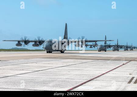 Fünf MC-130J Commando IIS wurden dem 1. Special Operations Squadron Taxi vor dem Flug der Herde Training auf der Kadena Air Base in Japan zugeteilt Stockfoto