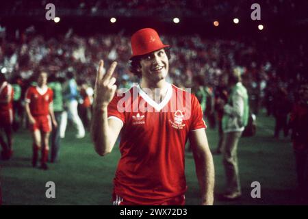 Dateifoto vom 05/80 von Larry Lloyd in Nottingham Forest, nachdem Forest den zweiten Europapokal in Folge gewann. Nottingham Forest zollte dem zweifachen Europapokalsieger Larry Lloyd Tribut, der im Alter von 75 Jahren gestorben ist. Lloyd, der mit Liverpool auch den Titel der ersten Division und den UEFA-Cup gewann, war ein wichtiger Spieler in der Forest Side, die 1979 und 1980 unter Trainer Brian Clough den Europapokal gewann. Ausgabedatum: Donnerstag, 28. März 2024. Stockfoto