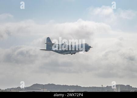 Ein MC-130J Commando II, das der 1st Special Operations Squadron zugewiesen wurde, startet während des Flight of the Flock Training Events in Kadena A.B., Japan Stockfoto
