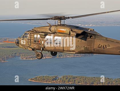 Piloten der U.S. Naval Test Pilot School (USNTPS) fliegen während eines Umschlags einen UH-60L Black Hawk, der mit einem variablen Stabilitätssystem ausgestattet ist Stockfoto