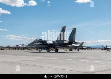 Die US Air Force F-15E Strike Eagle bereitet sich auf den Start zur Unterstützung der Red Flag 24-2 auf der Nellis Air Force Base, Las Vegas, Nevada, am 13. März 2024 vor Stockfoto