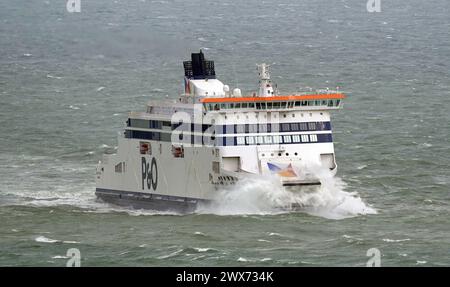 Eine P&O-Fähre kommt während der abgehackten See im Hafen von Dover in Kent an, während der Osterausflug beginnt. Bilddatum: Donnerstag, 28. März 2024. Stockfoto