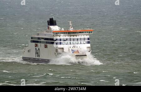 Eine P&O-Fähre kommt während der abgehackten See im Hafen von Dover in Kent an, während der Osterausflug beginnt. Bilddatum: Donnerstag, 28. März 2024. Stockfoto