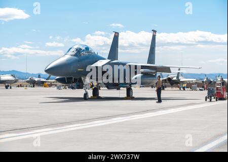 Die US Air Force F-15E Strike Eagle bereitet sich auf den Start zur Unterstützung der Red Flag 24-2 auf der Nellis Air Force Base, Las Vegas, Nevada, am 13. März 2024 vor Stockfoto