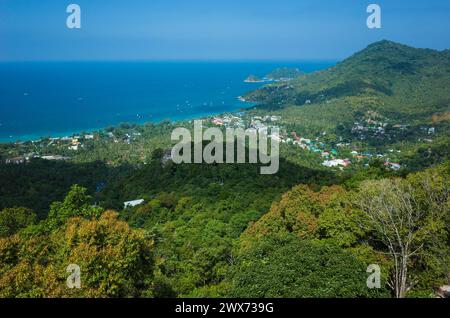 Tropische Insel in Thailand. Blick auf das Dorf Sairee vom Aussichtspunkt der Westküste Koh Tao Stockfoto