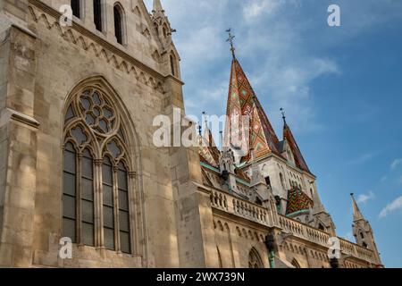 Die berühmte Matthiaskirche in Budapest, Ungarn, ist ein muss für einen Besuch. Gotische Architektur und dekorative farbenfrohe, kraftvolle Kirche Stockfoto