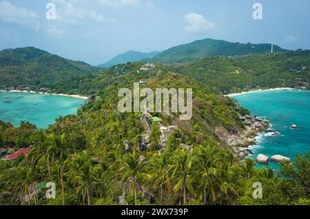 Tropisches Inselparadies in Thailand, Koh Tao. Blick vom John-Suwan Aussichtspunkt auf Chalok baan kao Bay und Shark Bay Stockfoto