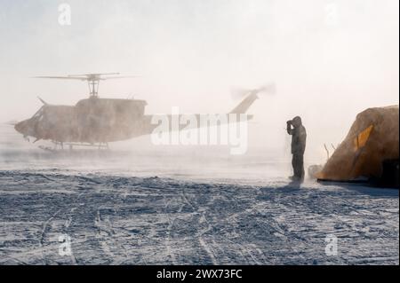 Ein Bell UH-1H Hubschrauber landet während der Operation Ice Camp im Ice Camp Whale, nahe der Prudhoe Bay, Alaska, am 18. März 2024 Stockfoto