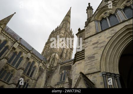 Colour Salisbury Cathedral, mittelalterliche gotische Architektur, West Door & Großbritanniens höchster Turm, Wiltshire, Großbritannien Stockfoto