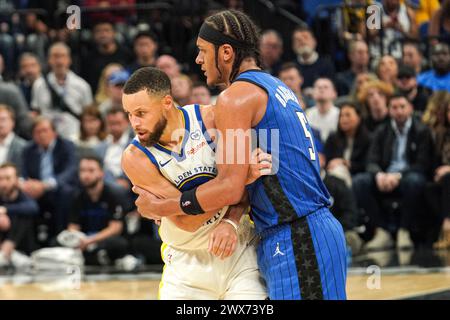 Orlando, Florida, USA, 27. März 2024, Stephen Curry #30 und Paolo Banchero #5 im Kia Center. (Foto: Marty Jean-Louis/Alamy Live News Stockfoto