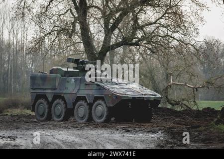 Ein gepanzertes Transportfahrzeug genannt: Boxer der Bundeswehr aufgenommen im Rahmen der Militaeruebung Wettiner Schwert bei Tangermuende, 26.03.2024. Wettiner Schwert ist Teil der Quadriga-Uebung der Bundeswehr und des NATO-Grossmanoevers Steadtfast Defender 2024. Tangermuende Deutschland *** ein gepanzertes Transportfahrzeug namens Boxer der Bundeswehr, das während der Militärübung Wettiner Schwert bei Tangermuende, 26 03 2024 Wettiner Schwert, abgenommen wurde, ist Teil der Quadriga-Übung der Bundeswehr und des NATO Grand Manövers Steadtfast Defender 2024 Tangermuende Deutschland Copyright: XJulianex Stockfoto