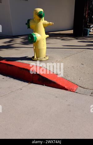 Ein heller und farbenfroher Hydrant in einer kalifornischen Stadt Stockfoto