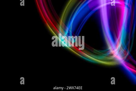 Abstrakte bunte unregelmäßige Linien auf schwarzem Hintergrund und Wandstruktur. Lange Belichtung. Lichtmalerei. Stockfoto