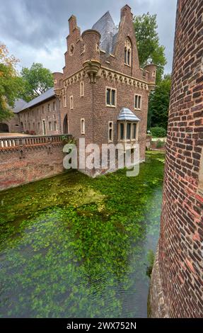 Besuch des Schlosses Paffendorf in Nordrhein-Westfalen an einem regnerischen Tag Stockfoto