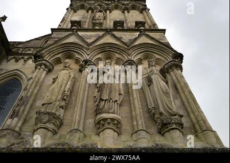 Colour Salisbury Cathedral, mittelalterliche gotische Architektur, West Door & Großbritanniens höchster Turm, Wiltshire, Großbritannien Stockfoto