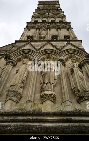 Colour Salisbury Cathedral, mittelalterliche gotische Architektur, West Door & Großbritanniens höchster Turm, Wiltshire, Großbritannien Stockfoto