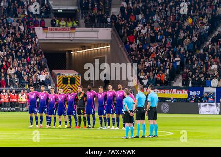 FRANKFURT AM MAIN, DEUTSCHLAND - 26. MÄRZ: Marc-Andre ter Stegen, Antonio Rudiger, Jonathan Tah, Maximilian Mittelstadt, Joshua Kimmich, Kai Havertz, Toni Kroos, Jamal Musiala, Florian Wirtz, Deutschland, Ilkay Gundogan (Deutschland) und Robert Andrich (Deutschland) während einer Schweigeminute zum Gedenken an Andreas Brehme und Franz Beckenbauer während des Internationalen Freundschaftsspiels zwischen Deutschland und den Niederlanden im Deutschen Bank Park am 26. März 2024 in Frankfurt am Main. (Foto: Joris Verwijst/Orange Pictu Stockfoto