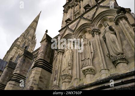 Colour Salisbury Cathedral, mittelalterliche gotische Architektur, West Door & Großbritanniens höchster Turm, Wiltshire, Großbritannien Stockfoto