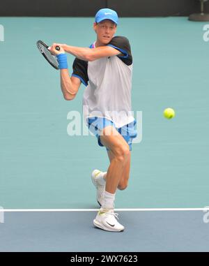 Miami Gardens, USA. März 2024. MIAMI GARDENS, FLORIDA - 27. MÄRZ: Jannik Sinner (Italien) gegen Tomas Machac (Tschechische Republik) während des Miami Open Day 12 2024, präsentiert von Itaú im Hard Rock Stadium am 27. März 2024 in Miami Gardens, Florida. (Foto: JL/SIPA USA) Credit: SIPA USA/Alamy Live News Stockfoto