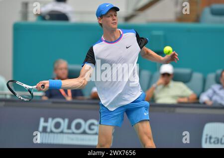 Miami Gardens, USA. März 2024. MIAMI GARDENS, FLORIDA - 27. MÄRZ: Jannik Sinner (Italien) gegen Tomas Machac (Tschechische Republik) während des Miami Open Day 12 2024, präsentiert von Itaú im Hard Rock Stadium am 27. März 2024 in Miami Gardens, Florida. (Foto: JL/SIPA USA) Credit: SIPA USA/Alamy Live News Stockfoto