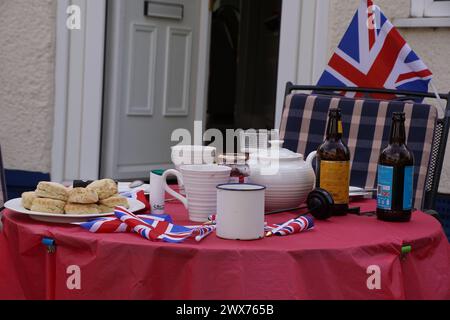 Britischer Nachmittag im Garten mit Fahnen fliegen wie ein Jubiläum Stockfoto