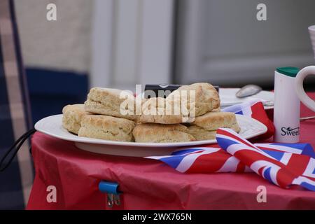 Britischer Nachmittag im Garten mit Fahnen fliegen wie ein Jubiläum Stockfoto