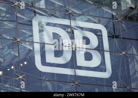 Das Logo der Deutschen Bahn auf dem Hauptbahnhof Berlin, 28.03.2024. Berlin Deutschland *** das Logo der Deutschen Bahn auf dem Berliner Hauptbahnhof, 28 03 2024 Berlin Deutschland Copyright: xLorenzxHuterxphotothek.dex Stockfoto