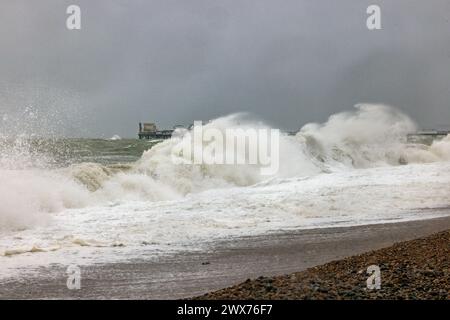 Brighton Beach, Stadt Brighton & Hove, East Sussex, Großbritannien. Große Wellen treffen Brighton Beach während der Wetterwarnung vor starken Winden in Sussex. 28. März 2024 David Smith/Alamy Live News Stockfoto