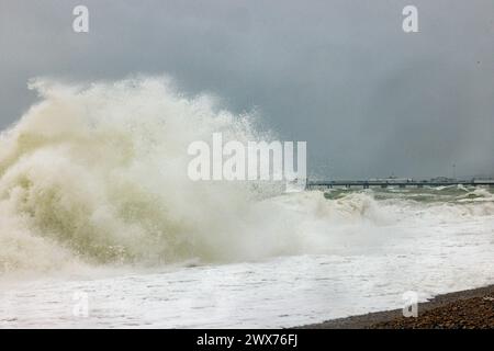 Brighton Beach, Stadt Brighton & Hove, East Sussex, Großbritannien. Große Wellen treffen Brighton Beach während der Wetterwarnung vor starken Winden in Sussex. 28. März 2024 David Smith/Alamy Live News Stockfoto