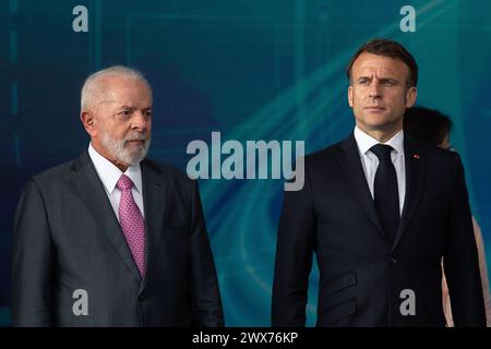 Brasilien, Brasilien. März 2024. Der brasilianische Präsident Luiz Inacio Lula da Silva (L) und der französische Präsident Emmanuel Macron nehmen an der Eröffnungsfeier des U-Boots „Tonelero“ Teil, das dritte U-Boot, das Brasilien im Rahmen einer Partnerschaft mit Frankreich im Rahmen des U-Boot-Entwicklungsprogramms (ProSub) im Marinekomplex Itaguai im Bundesstaat Rio de Janeiro errichtet hat. Brasilien, am 27. März 2024. Quelle: Claudia Martini/Xinhua/Alamy Live News Stockfoto