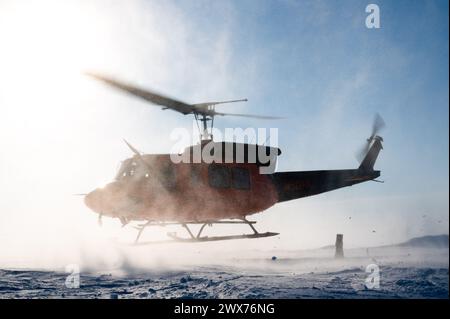 Ein Bell UH-1H Hubschrauber landet während der Operation Ice Camp im Ice Camp Whale, nahe der Prudhoe Bay, Alaska, am 18. März 2024 Stockfoto