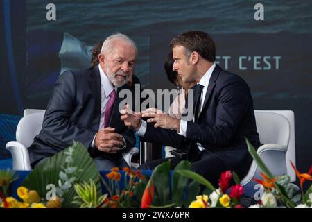 Brasilien, Brasilien. März 2024. Der brasilianische Präsident Luiz Inacio Lula da Silva (L) spricht mit dem französischen Präsidenten Emmanuel Macron während der Startzeremonie des U-Boots "Tonelero", das dritte, das Brasilien im Rahmen einer Partnerschaft mit Frankreich im Rahmen des U-Boot-Entwicklungsprogramms (ProSub) im Marinekomplex Itaguai gebaut hat. im brasilianischen Bundesstaat Rio de Janeiro am 27. März 2024. Quelle: Claudia Martini/Xinhua/Alamy Live News Stockfoto