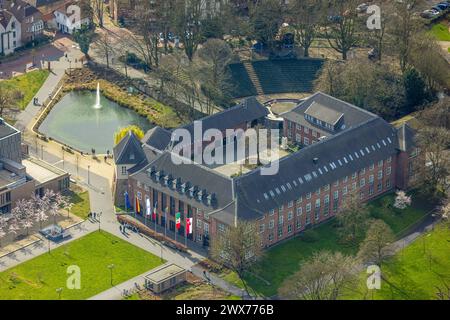 Luftbild, Stadtverwaltung Rathaus Stadt Dinslaken, Parkanlage und Enteneich mit Wasserfontäne, Dinslaken, Nordrhein-Westfalen, Deutschland ACHTUNGxMINDESTHONORARx60xEURO *** Luftansicht, Dinslaken Rathaus, Park und Ententeich mit Wasserfontäne, Dinslaken, Nordrhein-Westfalen, Deutschland ATTENTIONxMINDESTHONORARAX60xEURO Stockfoto