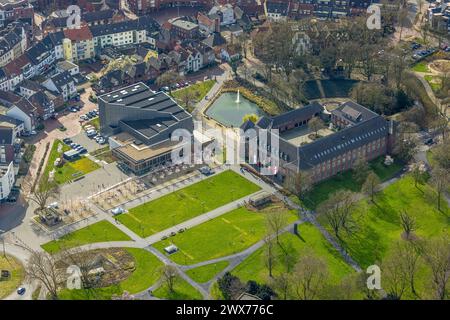 Luftbild, Stadtverwaltung Rathaus Stadt Dinslaken, Kathrin-Türks-Halle Theater, Parkanlage und Ententeich mit Wasserfontäne, Dinslaken, Nordrhein-Westfalen, Deutschland ACHTUNGxMINDESTHONORARx60xEURO *** Stockfoto