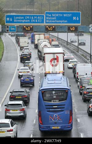 Sandwell Valley Park, 28. März 2024 - am Donnerstagnachmittag bildete sich auf der Fahrbahn der M5 in Richtung Norden und Süden der M6 in der Nähe von Birmingham ein überlasteter Verkehr, als Tausende von Urlaubern trotz starkem Regen und starkem Sturm zu den Osterferien auf die Straßen fuhren Nelson. Mehrere Caravans und Wohnmobile wurden unter den frustrierten Fahrern entdeckt. Quelle: Stop Press Media/Alamy Live News Stockfoto