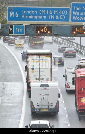 Sandwell Valley Park, 28. März 2024 - am Donnerstagnachmittag bildete sich auf der Fahrbahn der M5 in Richtung Norden und Süden der M6 in der Nähe von Birmingham ein überlasteter Verkehr, als Tausende von Urlaubern trotz starkem Regen und starkem Sturm zu den Osterferien auf die Straßen fuhren Nelson. Mehrere Caravans und Wohnmobile wurden unter den frustrierten Fahrern entdeckt. Quelle: Stop Press Media/Alamy Live News Stockfoto