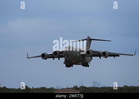 Ein C-17 Globemaster III von der Charleston Air Force Base, South Carolina, bereitet sich auf die Landung auf der Fluglinie auf der MacDill Air Force Base, Florida, vor, am 27. März Stockfoto