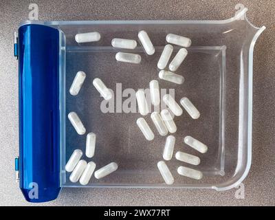 Tablett zum Zählen von Handpillen mit weißen Pillen Stockfoto