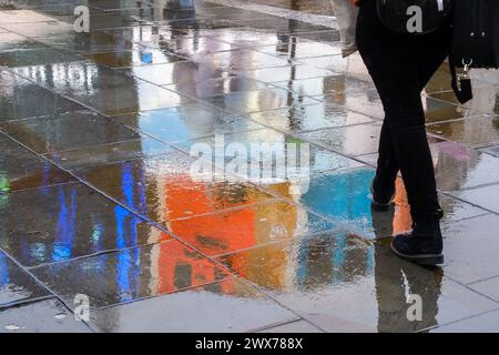 Piccadilly Circus, London, Großbritannien. März 2024. Wetter in Großbritannien: Regnerischer Tag in London. Quelle: Matthew Chattle/Alamy Live News Stockfoto