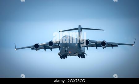 Ein C-17 Globemaster III von der Charleston Air Force Base, South Carolina, bereitet sich auf die Landung auf der Fluglinie auf der MacDill Air Force Base, Florida, vor, am 27. März Stockfoto