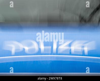 Trebbin, Deutschland. März 2024. Das Wort "Polizei" auf der Motorhaube eines Autos, aufgenommen bei einer Verkehrskontrolle an der Berliner Straße (gezoomtes Bild). Quelle: Soeren Stache/dpa/Alamy Live News Stockfoto