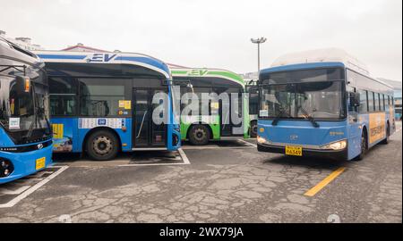 Generalstreik der Busfahrer, 28. März 2024: Ein Busfahrer nimmt die Busfahrt in einer Busgarage wieder auf, nachdem die busfahrergewerkschaft einen Generalstreik in Seoul, Südkorea, abgesagt hat. Die Seoul Bus Labor Union, die etwa 18.000 Mitglieder in 65 Unternehmen hat, war in den Streik getreten, nachdem ihre Tarifverhandlungen von Mittwoch bis Donnerstagmorgen gescheitert waren. Die Busfahrer kehrten am Donnerstagnachmittag, etwa 11 Stunden nach Beginn ihres Generalstreiks, zur Arbeit zurück, als die gewerkschaft unter Vermittlung der Gouverneure der Stadt Seoul eine Vereinbarung über eine Lohnerhöhung und Urlaubsprämien mit ihren Arbeitgebern erzielte Stockfoto