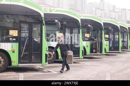 Generalstreik der Busfahrer, 28. März 2024: Ein Busfahrer geht zu seinem Bus, um in einer Busgarage zu arbeiten, nachdem seine gewerkschaft einen Generalstreik in Seoul, Südkorea, abgebrochen hatte. Die Seoul Bus Labor Union, die etwa 18.000 Mitglieder in 65 Unternehmen hat, war in den Streik getreten, nachdem ihre Tarifverhandlungen von Mittwoch bis Donnerstagmorgen gescheitert waren. Die Busfahrer kehrten am Donnerstagnachmittag, etwa 11 Stunden nach Beginn ihres Generalstreiks, zur Arbeit zurück, als die gewerkschaft unter Vermittlung der Stadtverwaltung von Seoul eine Vereinbarung über eine Lohnerhöhung und Urlaubsprämien mit ihren Arbeitgebern erzielte. T Stockfoto